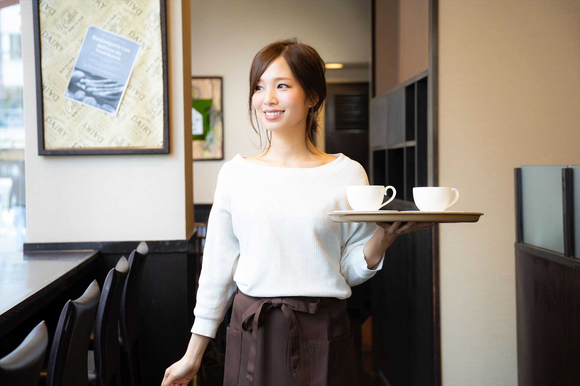 カフェの女性スタッフ